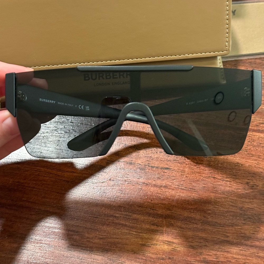Burberry Black Visor Sunglasses with Tan Case - Picture 7 of 14